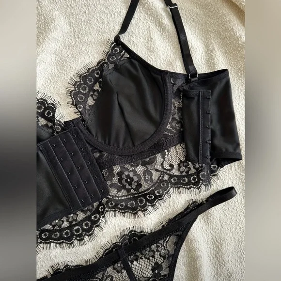 New sexy women’s lingerie set, underwire bustier and thong in black lace​​ - Picture 4 of 7